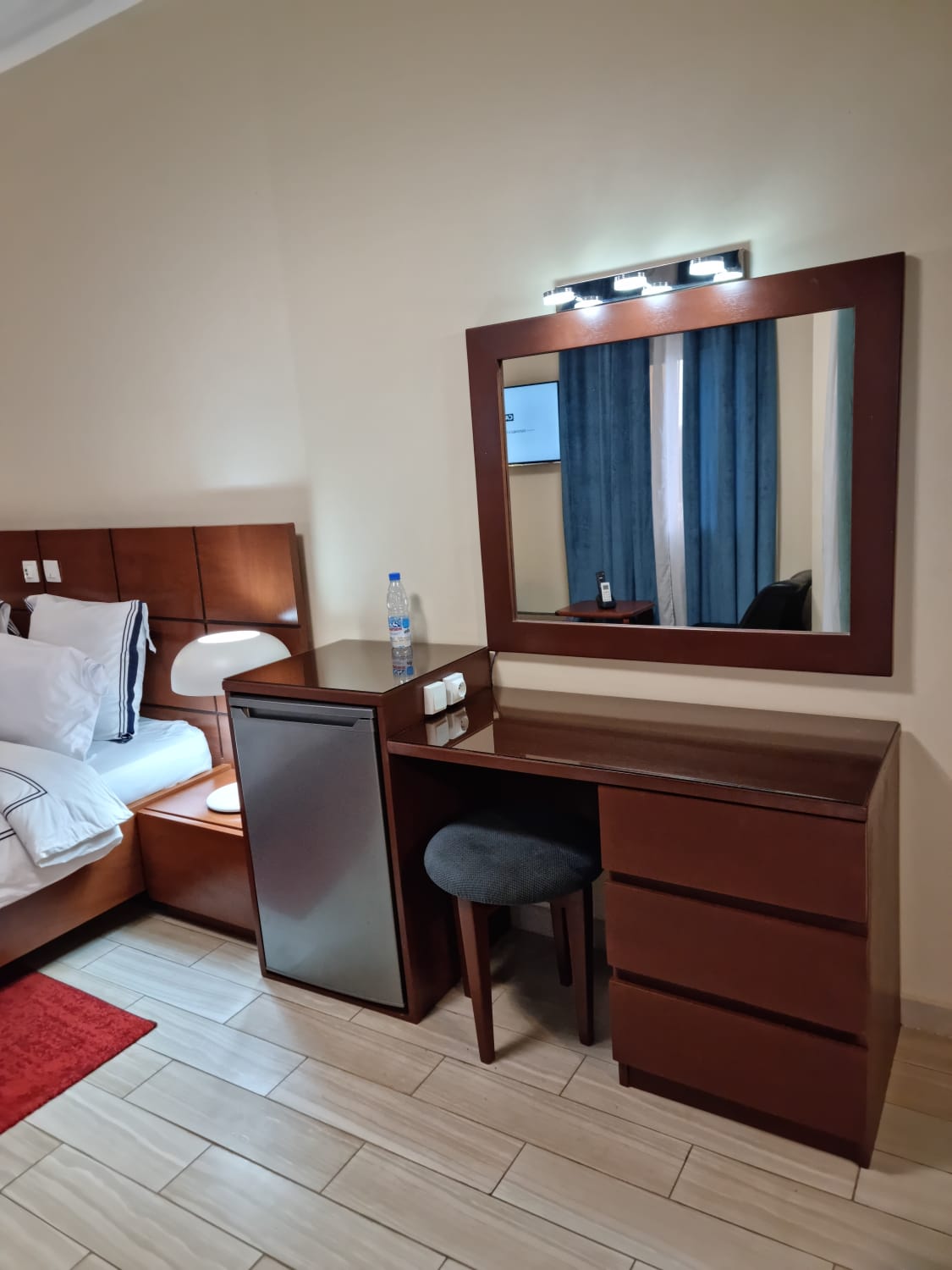 Appartement à louer - Yaoundé, Bastos, Bastos' - 1 salon(s), 3 chambre(s), 4 salle(s) de bains - 2 500 000 FCFA / mois