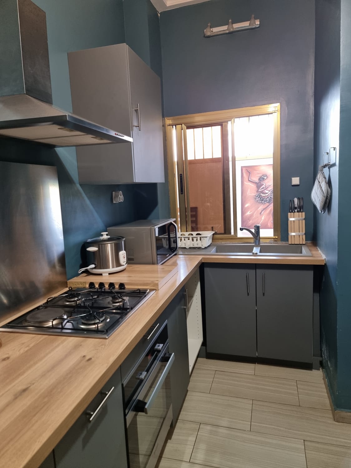 Apartment to rent - Yaoundé, Bastos, Bastos - 1 living room(s), 3 bedroom(s), 3 bathroom(s) - 2 500 000 FCFA / month