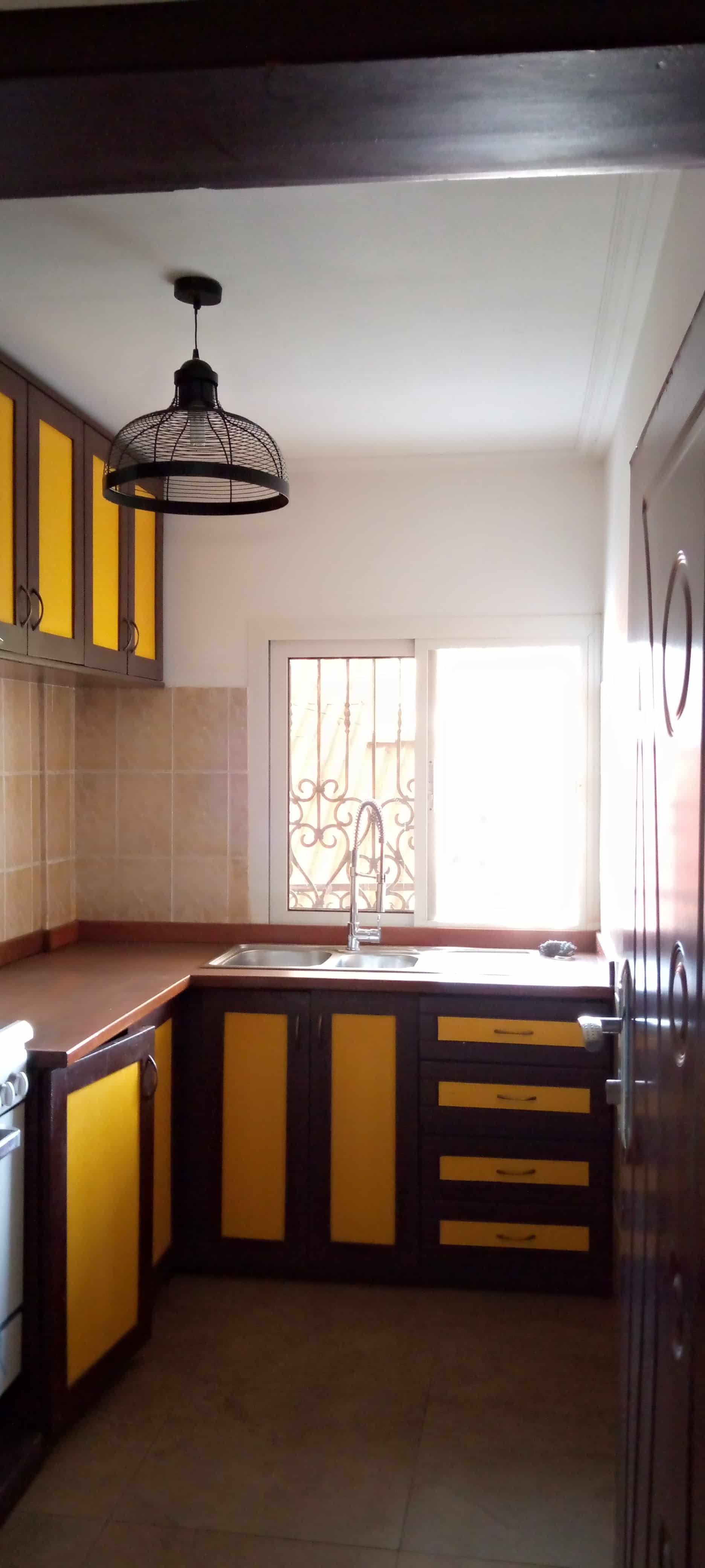 Appartement à louer - Yaoundé, Bastos, Bastos - 1 salon(s), 3 chambre(s), 3 salle(s) de bains - 850 000 FCFA / mois