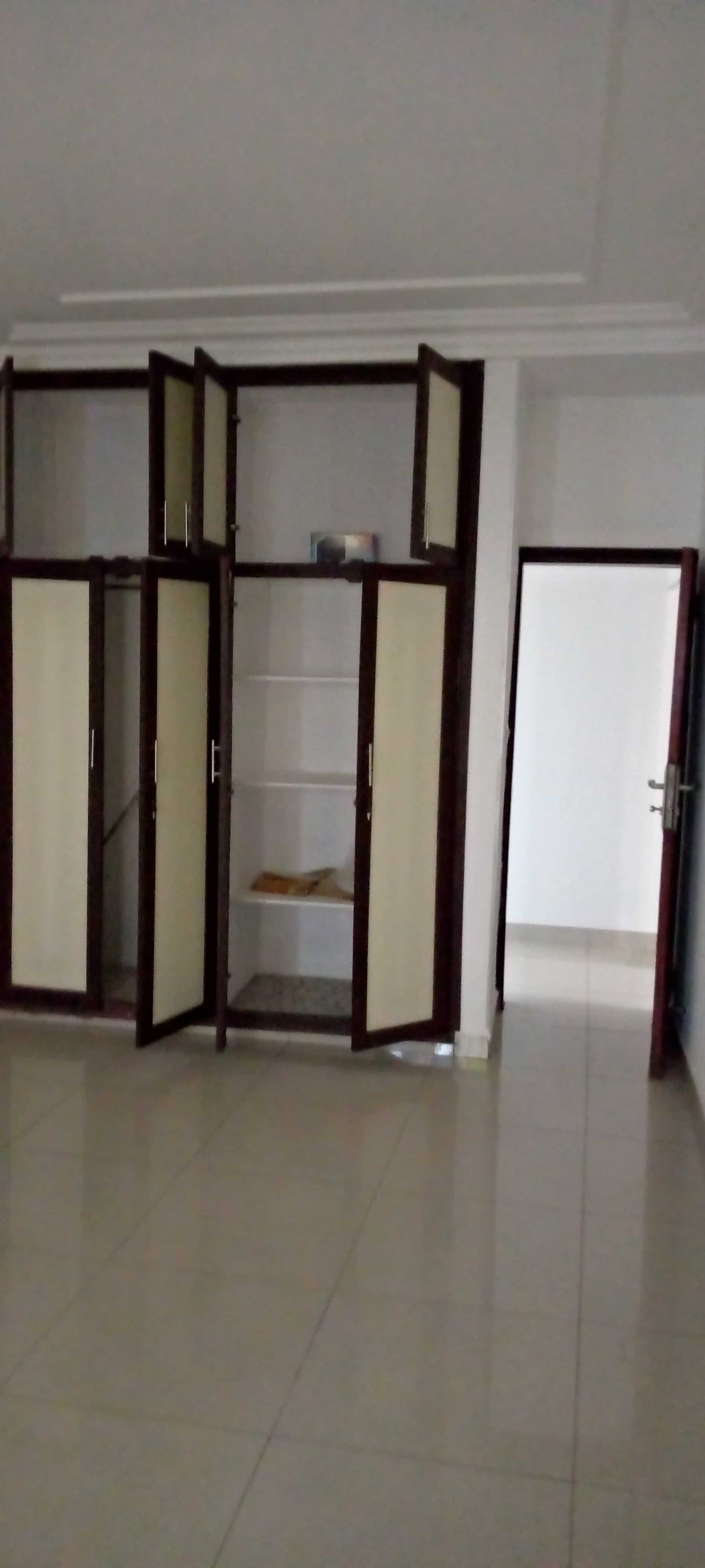 Appartement à louer - Yaoundé, Bastos, Bastos - 1 salon(s), 3 chambre(s), 3 salle(s) de bains - 850 000 FCFA / mois