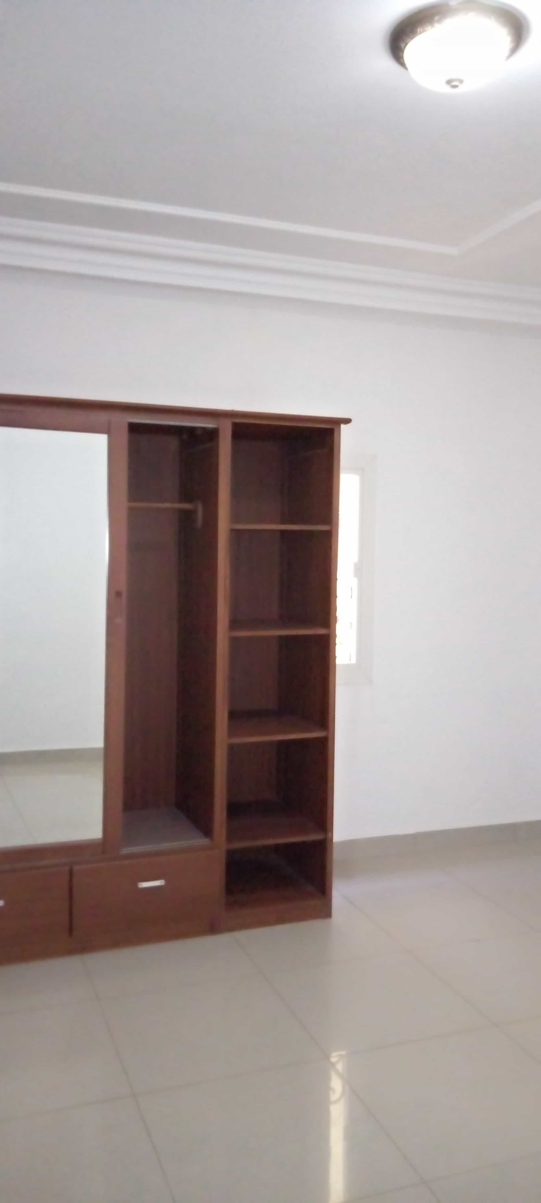 Appartement à louer - Yaoundé, Bastos, Bastos - 1 salon(s), 3 chambre(s), 3 salle(s) de bains - 850 000 FCFA / mois