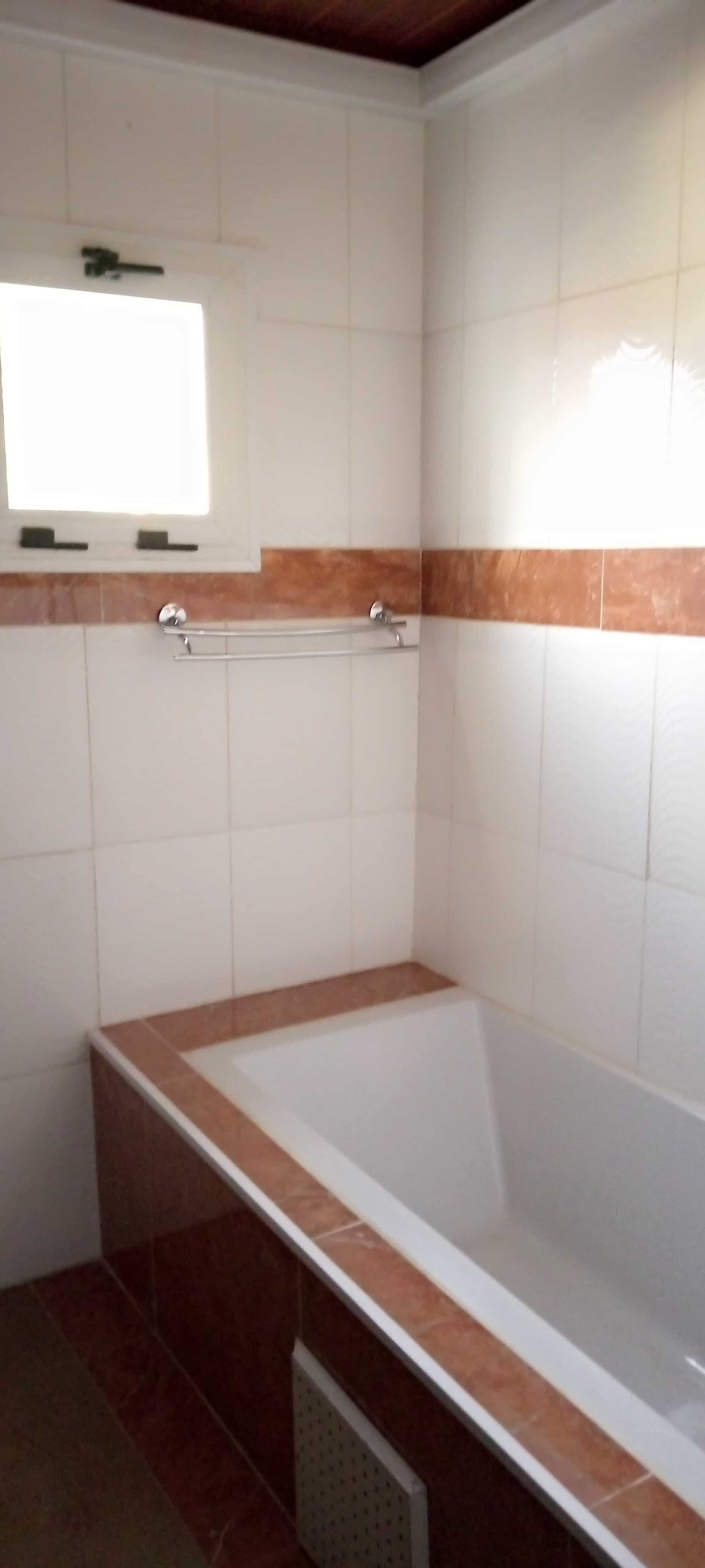 Appartement à louer - Yaoundé, Bastos, Bastos - 1 salon(s), 3 chambre(s), 3 salle(s) de bains - 850 000 FCFA / mois