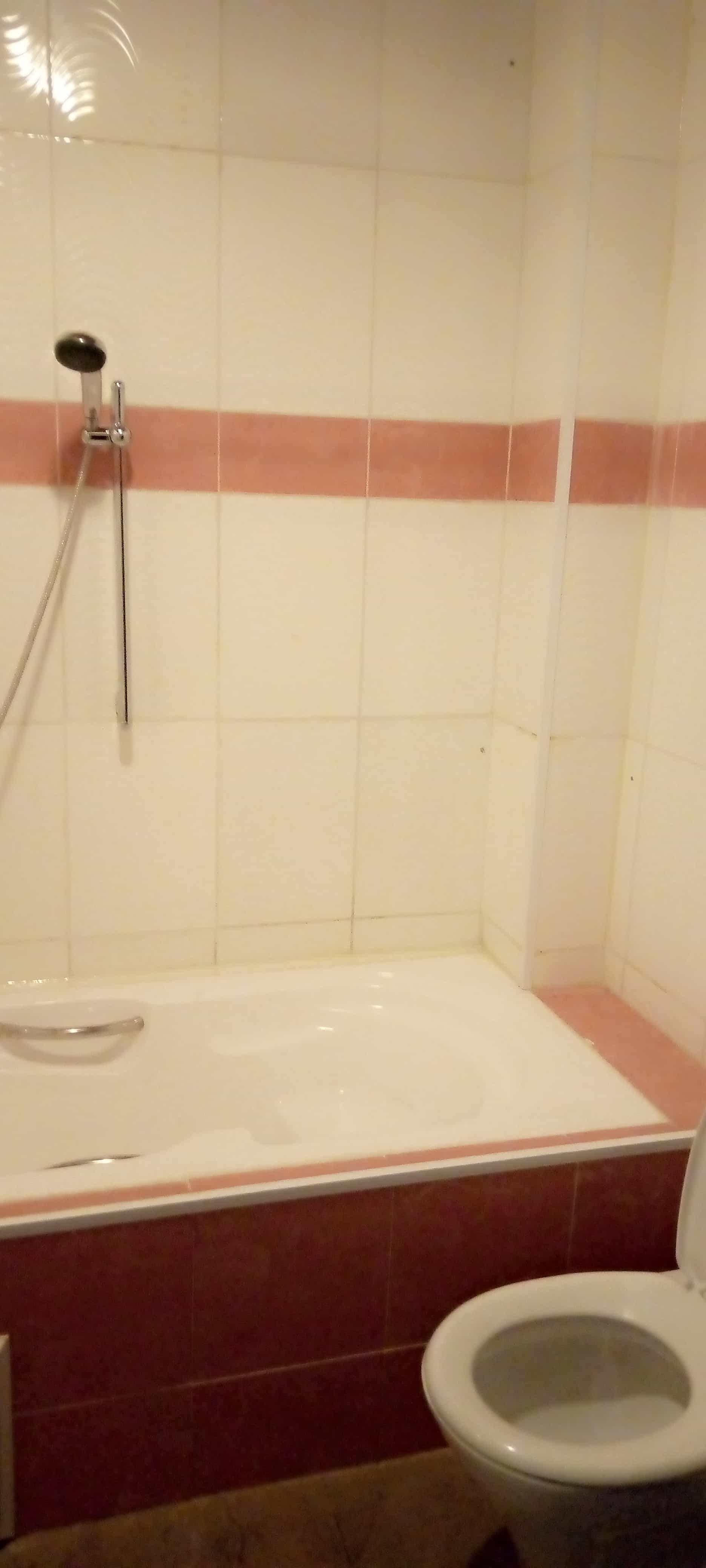 Appartement à louer - Yaoundé, Bastos, Bastos - 1 salon(s), 3 chambre(s), 3 salle(s) de bains - 850 000 FCFA / mois