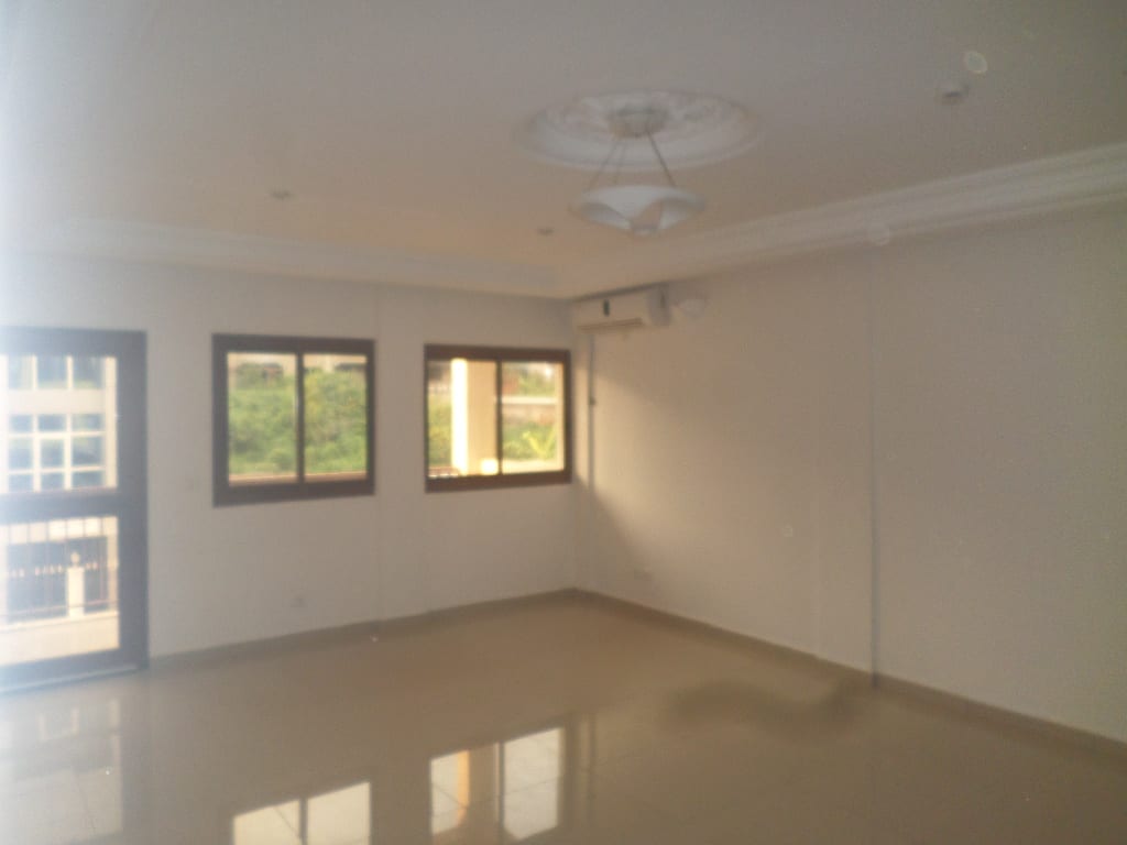 Apartment to rent - Yaoundé, Bastos, Bastos - 1 living room(s), 3 bedroom(s), 3 bathroom(s) - 650 000 FCFA / month