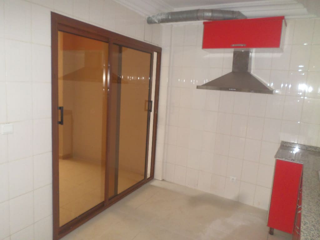 Appartement à louer - Yaoundé, Bastos, Bastos - 1 salon(s), 3 chambre(s), 3 salle(s) de bains - 650 000 FCFA / mois
