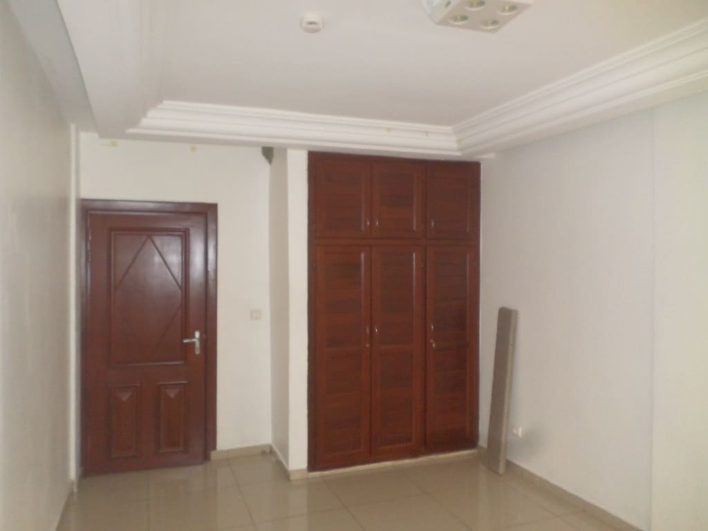Appartement à louer - Yaoundé, Bastos, Bastos - 1 salon(s), 3 chambre(s), 3 salle(s) de bains - 650 000 FCFA / mois