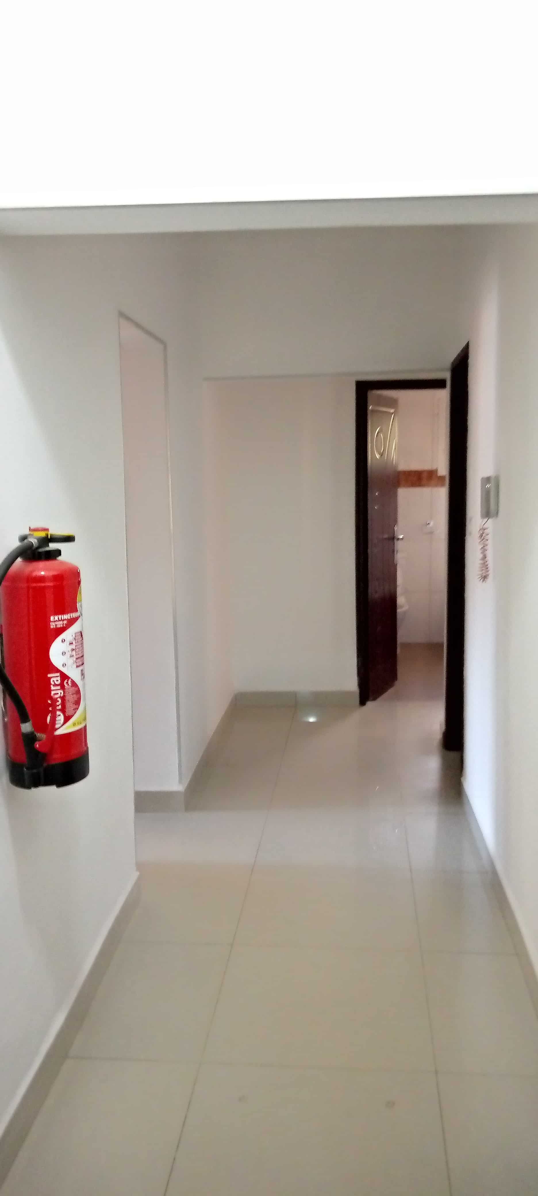 Appartement à louer - Yaoundé, Bastos, Bastos - 1 salon(s), 3 chambre(s), 3 salle(s) de bains - 650 000 FCFA / mois