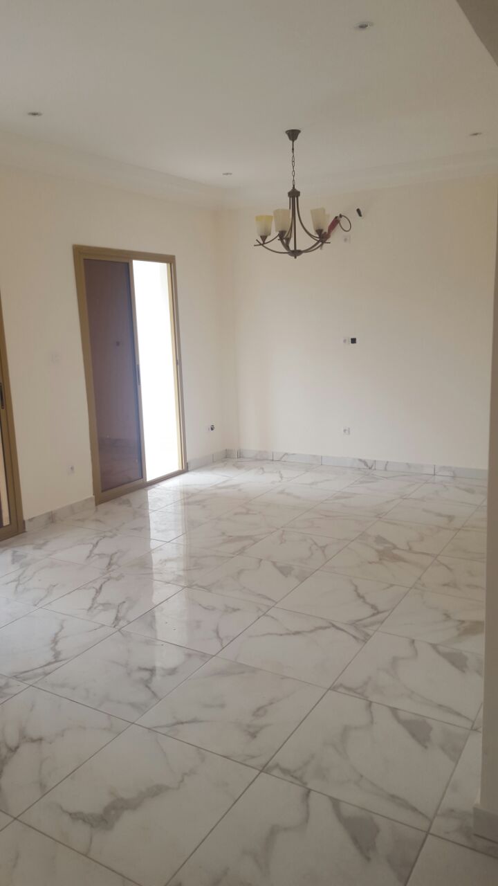 Appartement à louer - Yaoundé, Bastos, Bastos - 1 salon(s), 3 chambre(s), 4 salle(s) de bains - 900 000 FCFA / mois