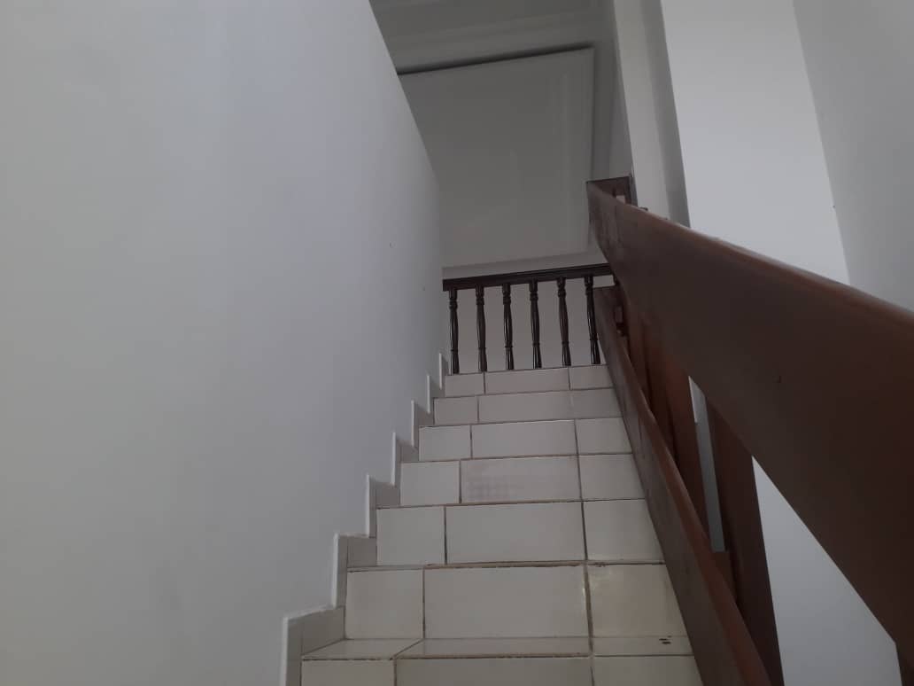 Bureau à louer à Yaoundé, Bastos, Bastos - 500 m2 - 1 500 000 FCFA
