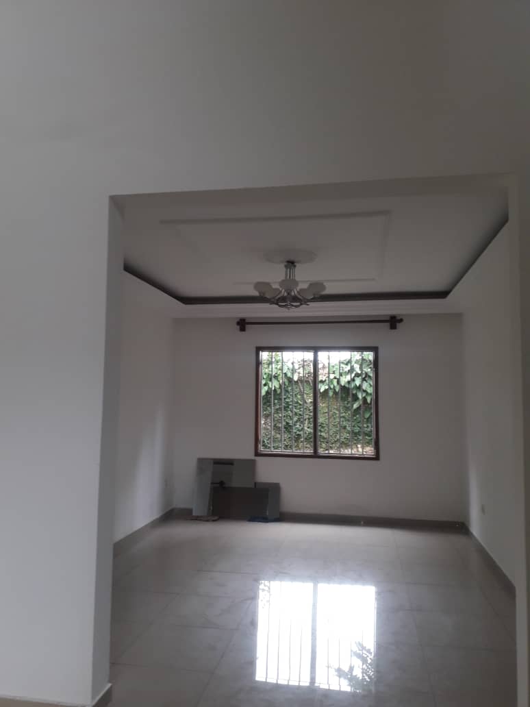 Bureau à louer à Yaoundé, Bastos, Bastos - 500 m2 - 1 500 000 FCFA