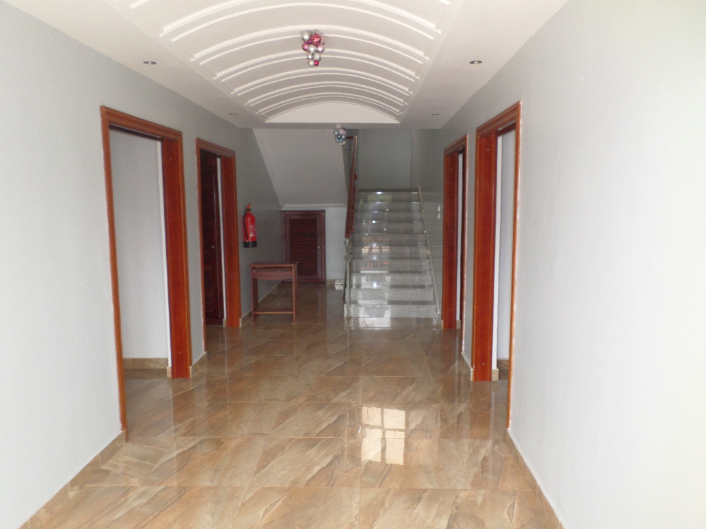 Apartment to rent - Yaoundé, Bastos, Bastos - 1 living room(s), 3 bedroom(s), 4 bathroom(s) - 1 500 000 FCFA / month