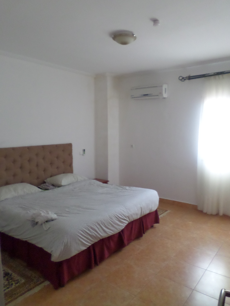 Appartement à louer - Yaoundé, Bastos, Bastos - 1 salon(s), 1 chambre(s), 2 salle(s) de bains - 1 200 000 FCFA / mois