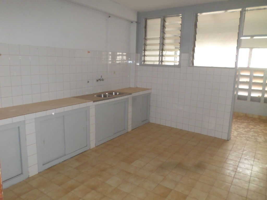 Apartment to rent - Yaoundé, Bastos, Bastos - 1 living room(s), 3 bedroom(s), 2 bathroom(s) - 350 000 FCFA / month