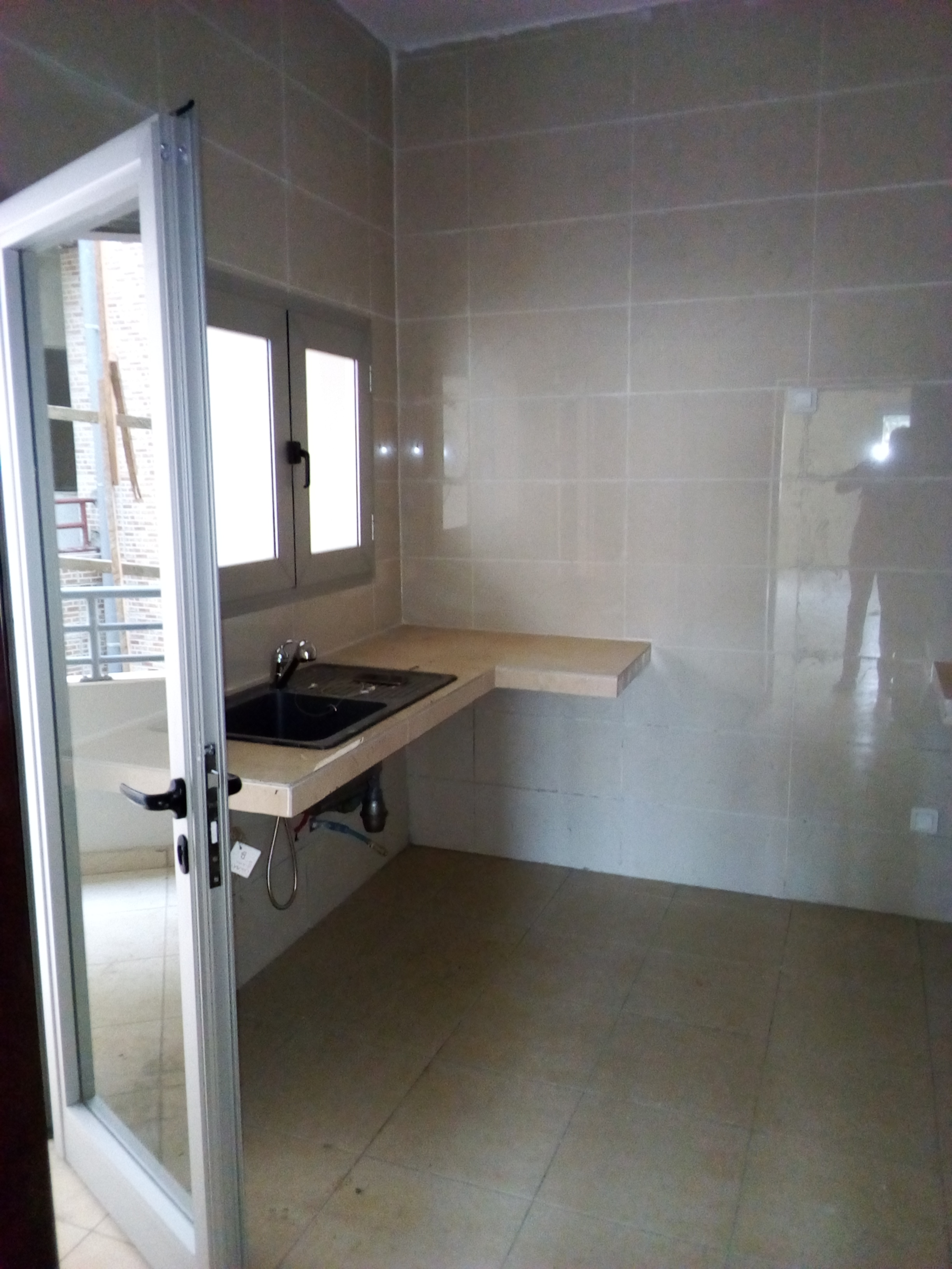 Appartement à louer - Yaoundé, Mfandena, Mfandena - 1 salon(s), 2 chambre(s), 3 salle(s) de bains - 300 000 FCFA / mois