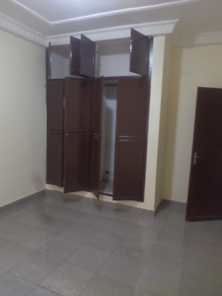Appartement à louer - Yaoundé, Santa Barbara, Santa Barbara - 1 salon(s), 3 chambre(s), 2 salle(s) de bains - 315 000 FCFA / mois