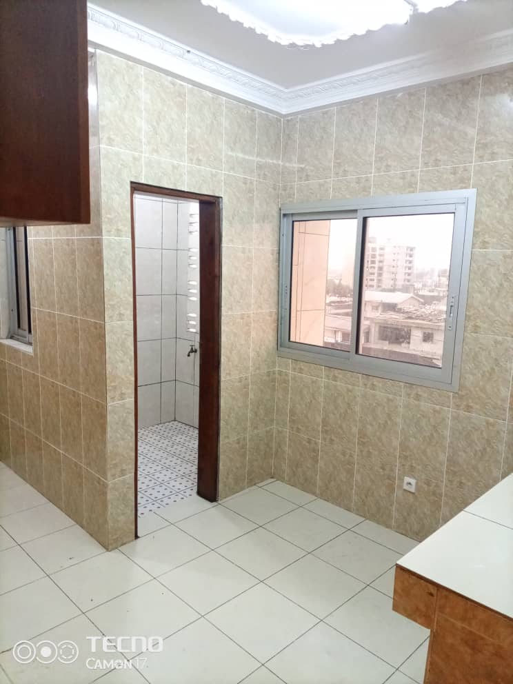 Appartement à louer - Douala, Deido, Deido - 1 salon(s), 2 chambre(s), 1 salle(s) de bains - 250 000 FCFA / mois