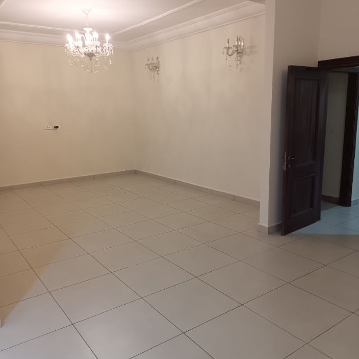 Apartment to rent - Yaoundé, Bastos, Bastos - 1 living room(s), 2 bedroom(s), 3 bathroom(s) - 750 000 FCFA / month