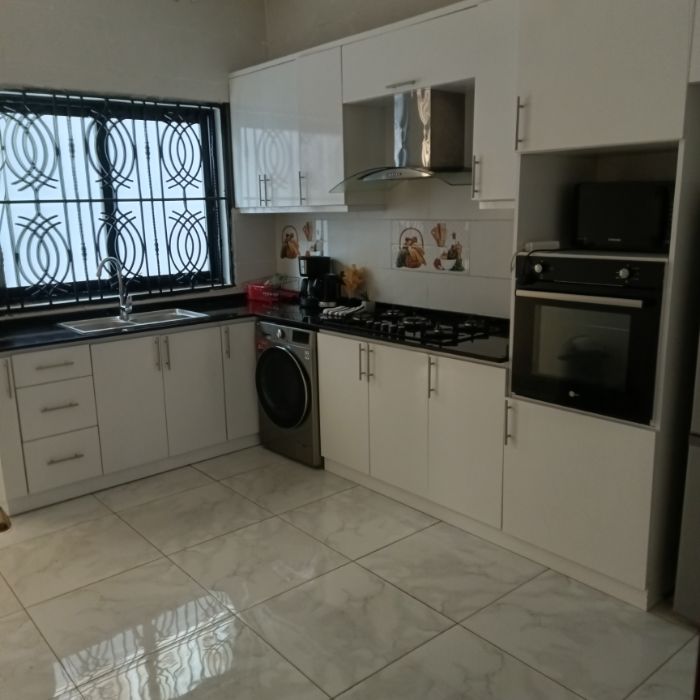 Apartment to rent - Yaoundé, Bastos, Bastos - 1 living room(s), 3 bedroom(s), 4 bathroom(s) - 3 000 000 FCFA / month