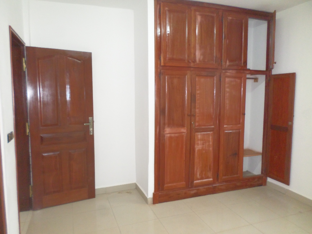 Apartment to rent - Yaoundé, Bastos, Golf - 1 living room(s), 2 bedroom(s), 3 bathroom(s) - 550 000 FCFA / month