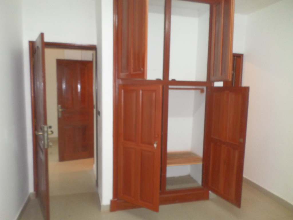 Apartment to rent - Yaoundé, Bastos, Golf - 1 living room(s), 2 bedroom(s), 3 bathroom(s) - 550 000 FCFA / month