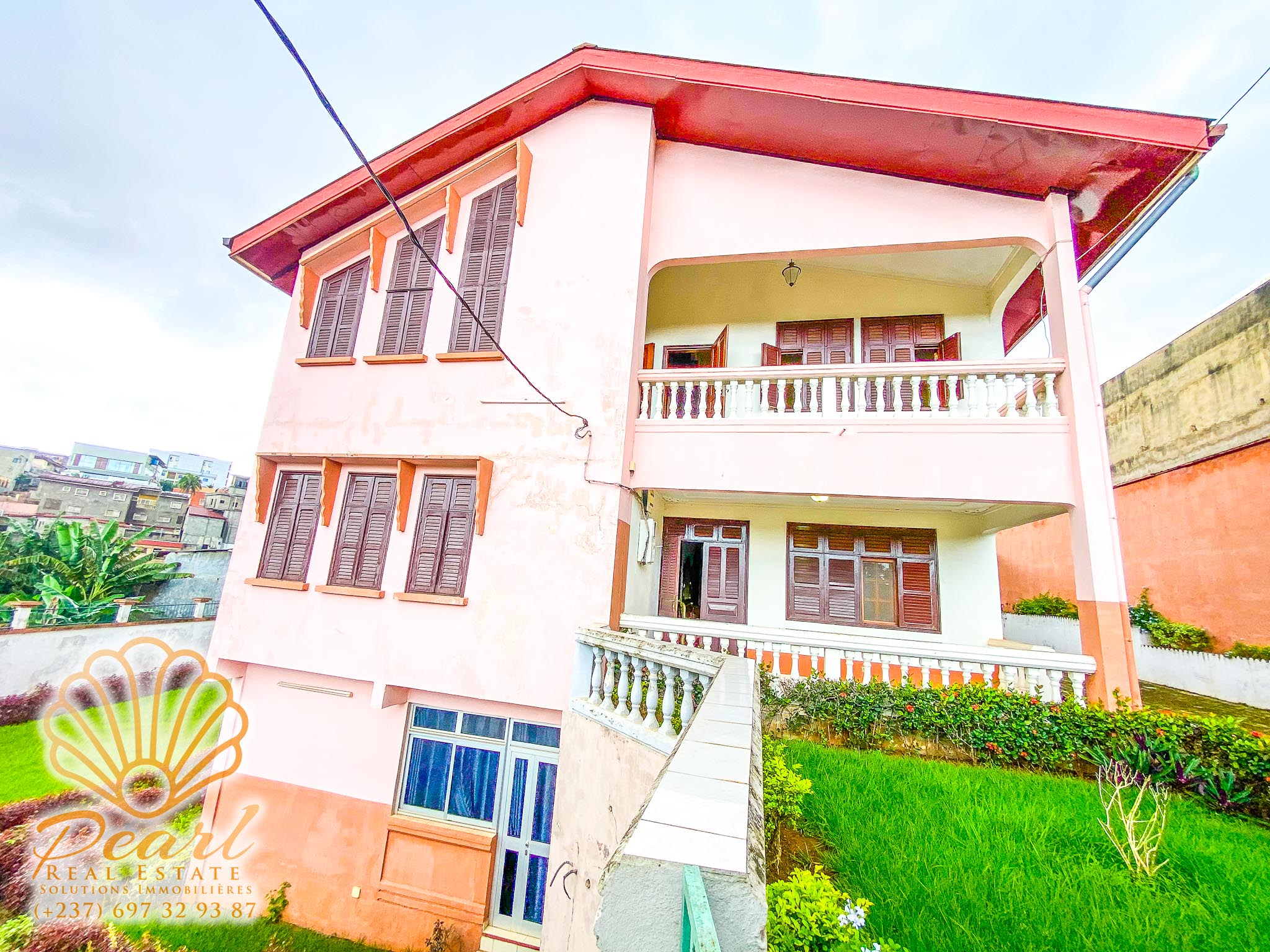 Maison (Triplex) à louer - Yaoundé, Ngousso, Santa Lucia - 3 salon(s), 6 chambre(s), 7 salle(s) de bains - 1 500 000 FCFA / mois