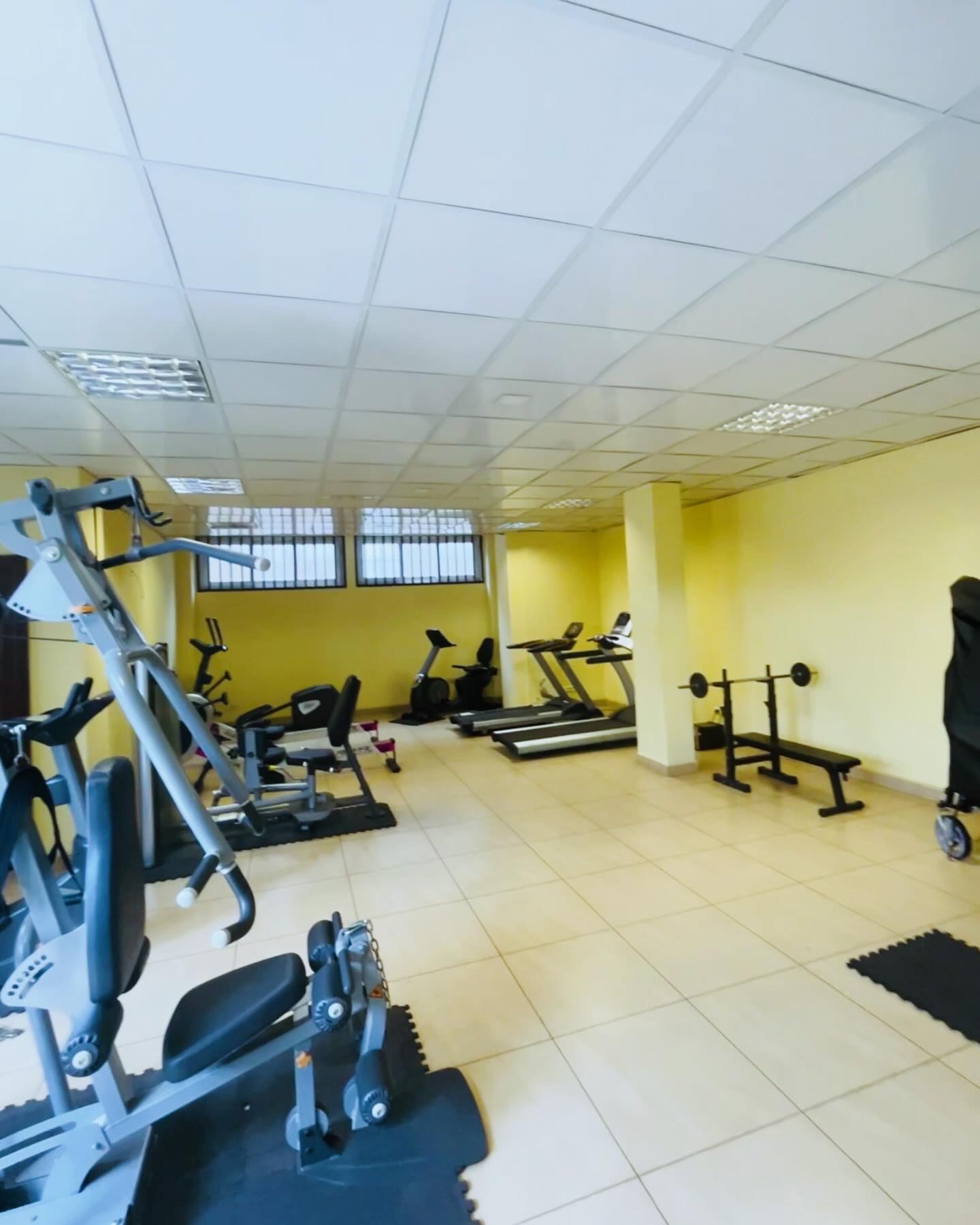 Appartement à louer - Yaoundé, Bastos, Carrefour - 1 salon(s), 2 chambre(s), 1 salle(s) de bains - 750 000 FCFA / mois