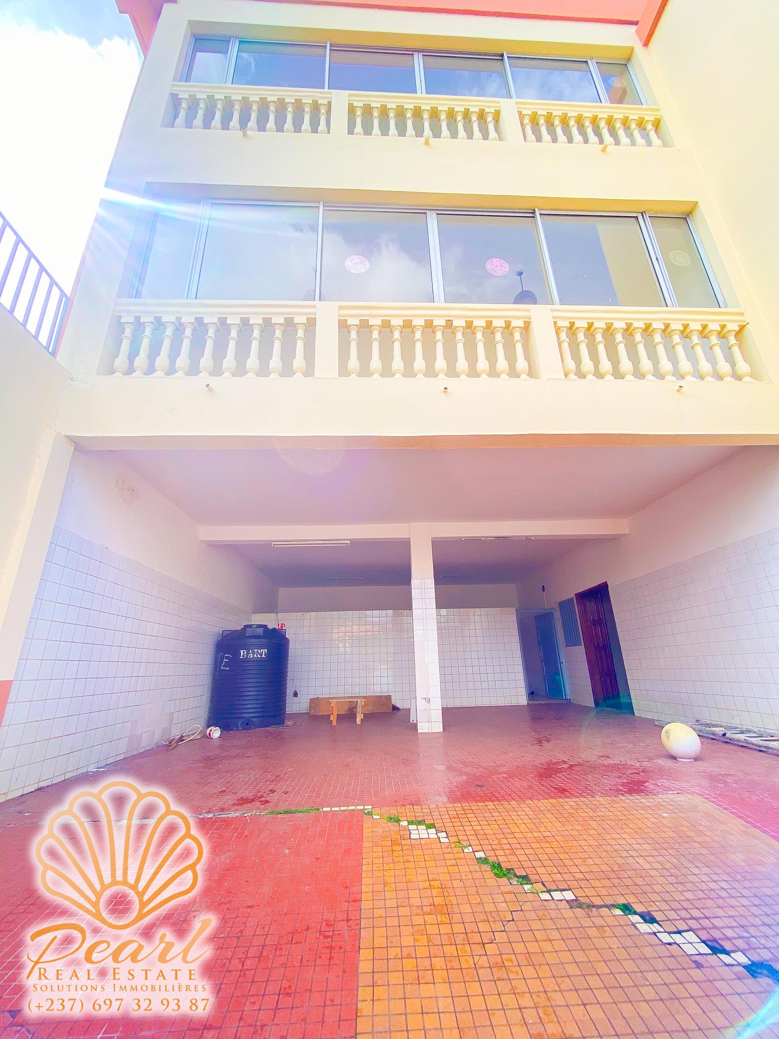 Maison (Villa) à louer - Yaoundé, Bastos, Rond-point bastos - 2 salon(s), 6 chambre(s), 8 salle(s) de bains - 2 500 000 FCFA / mois