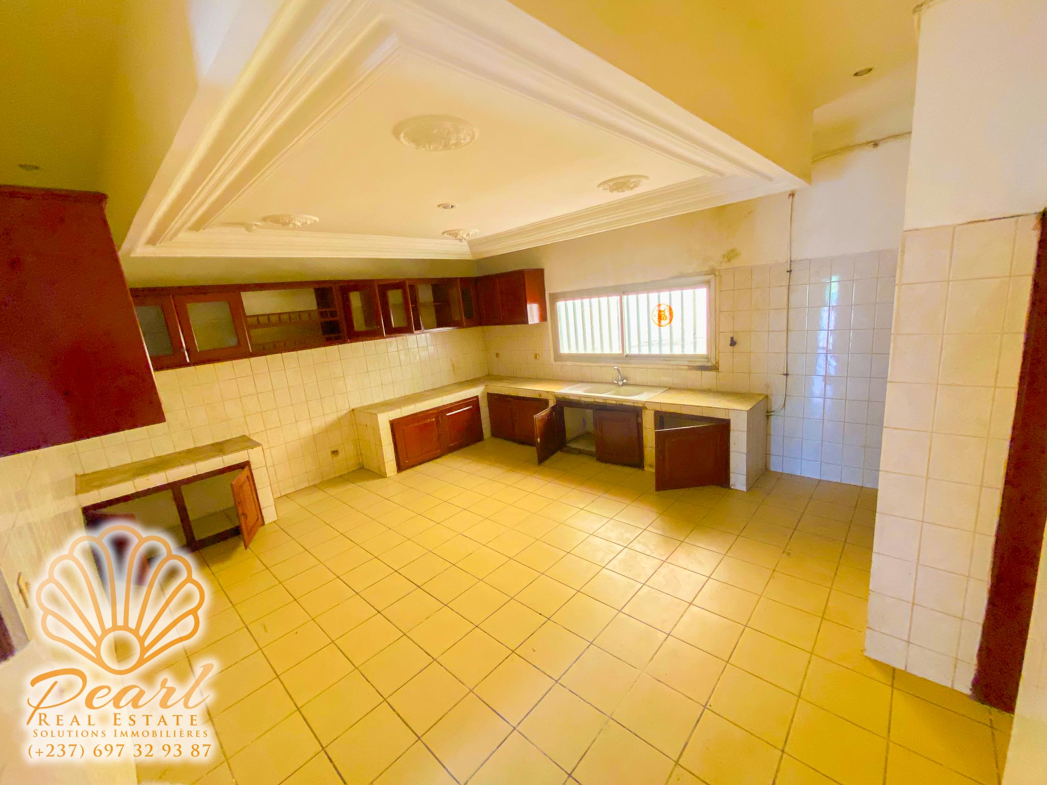 Maison (Villa) à louer - Yaoundé, Bastos, Rond-point bastos - 2 salon(s), 6 chambre(s), 8 salle(s) de bains - 2 500 000 FCFA / mois