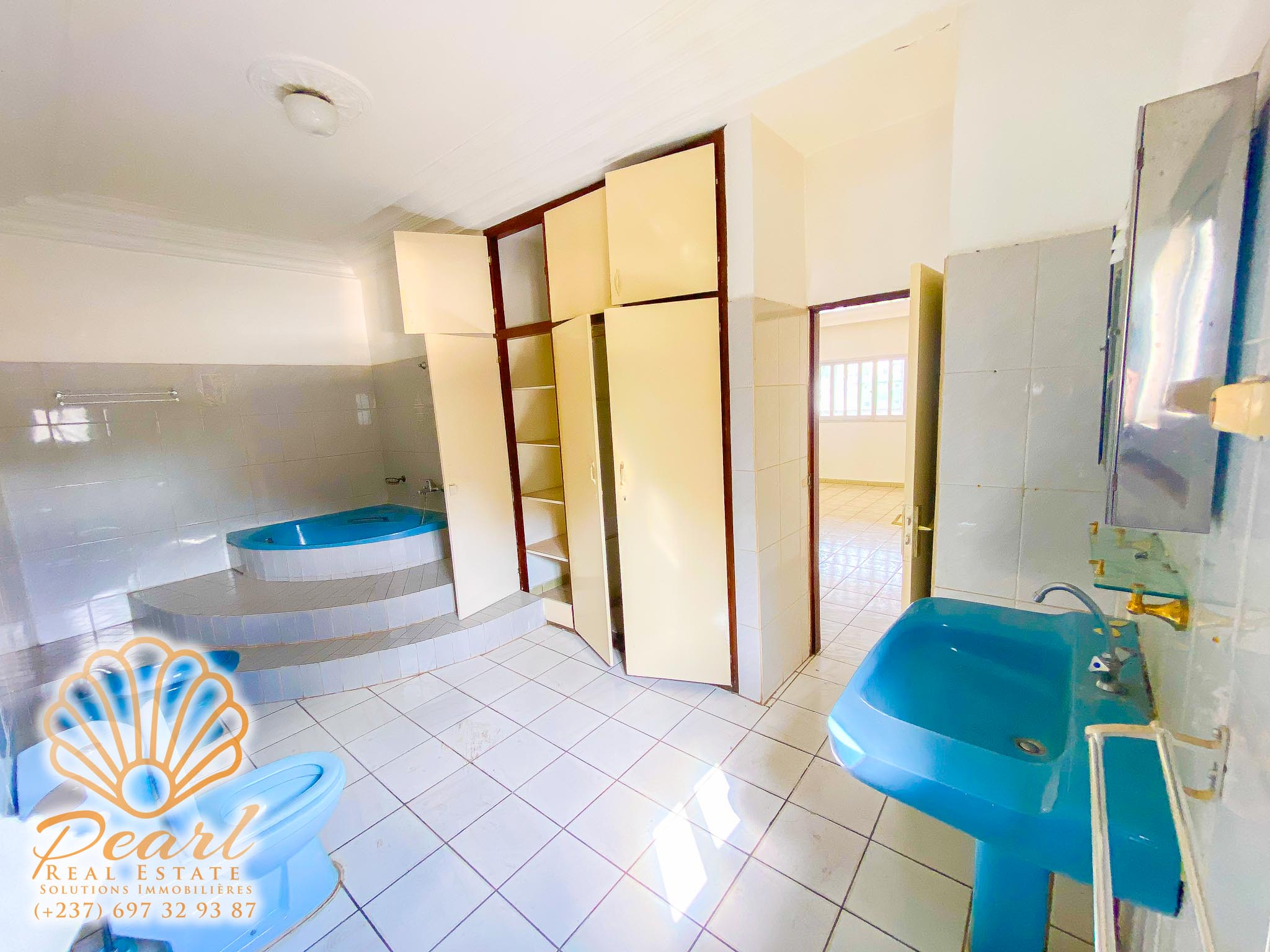 Maison (Villa) à louer - Yaoundé, Bastos, Rond-point bastos - 2 salon(s), 6 chambre(s), 8 salle(s) de bains - 2 500 000 FCFA / mois