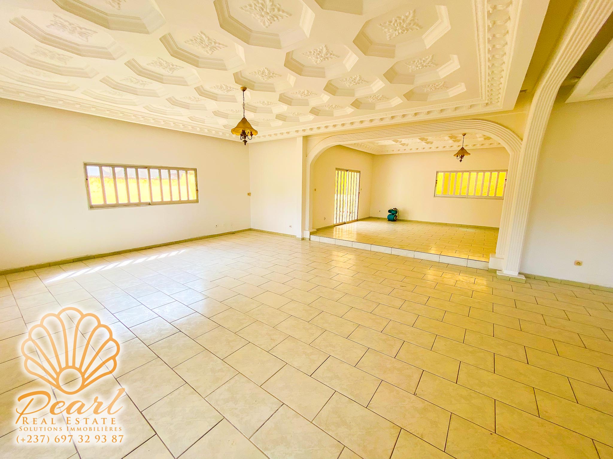 Maison (Villa) à louer - Yaoundé, Bastos, Rond-point bastos - 2 salon(s), 6 chambre(s), 8 salle(s) de bains - 2 500 000 FCFA / mois