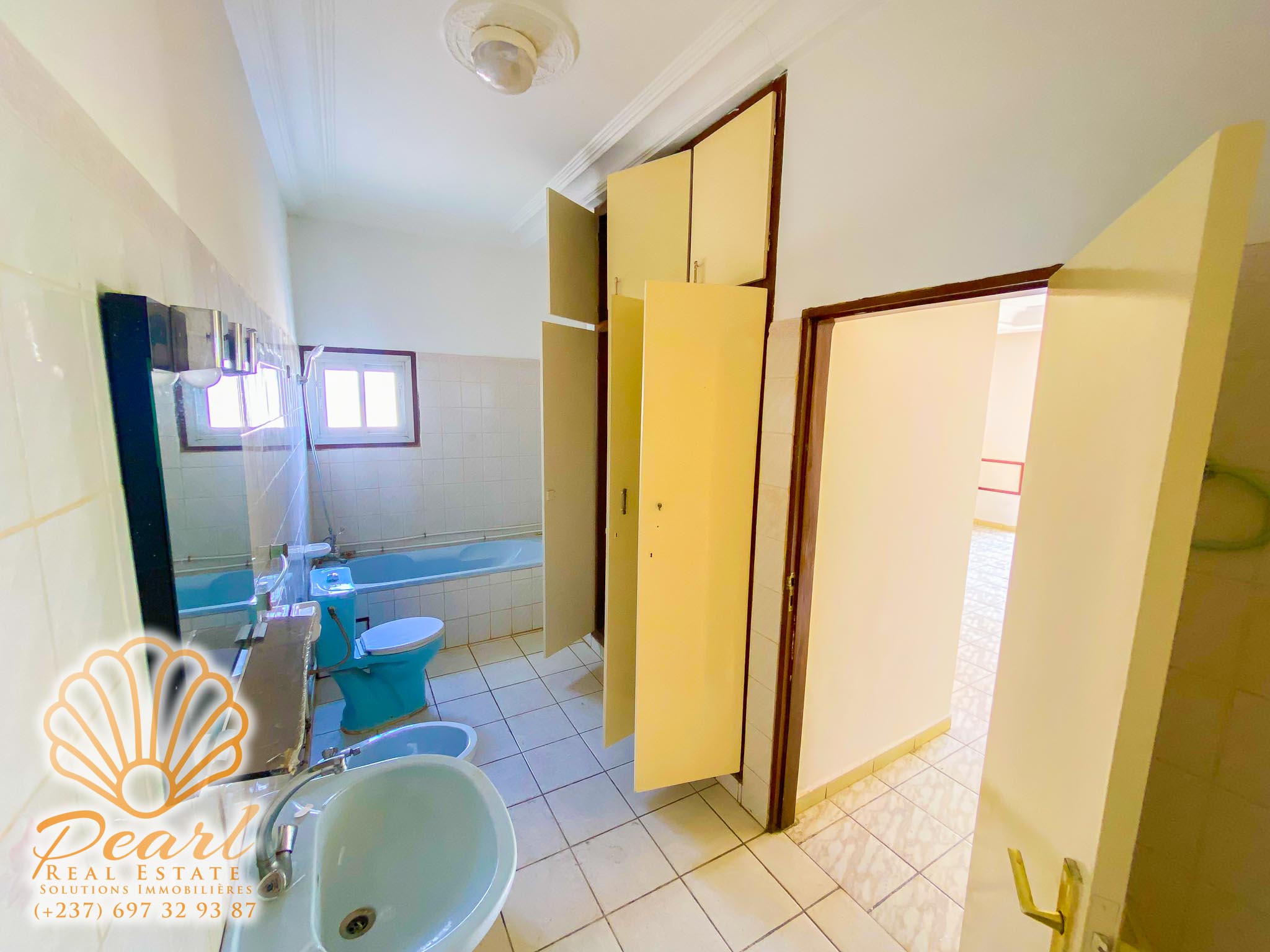 Maison (Villa) à louer - Yaoundé, Bastos, Rond-point bastos - 2 salon(s), 6 chambre(s), 8 salle(s) de bains - 2 500 000 FCFA / mois