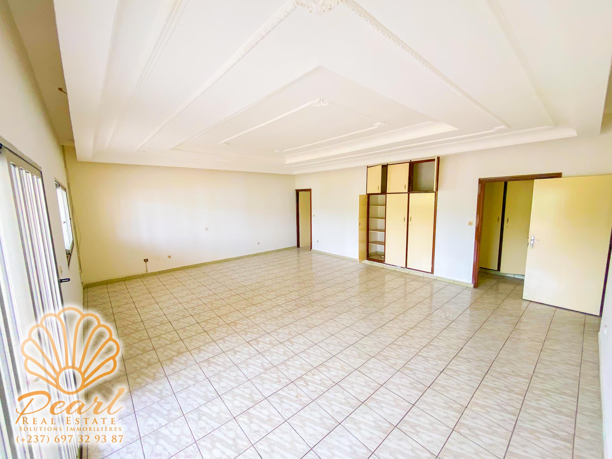 Maison (Villa) à louer - Yaoundé, Bastos, Rond-point bastos - 2 salon(s), 6 chambre(s), 8 salle(s) de bains - 2 500 000 FCFA / mois