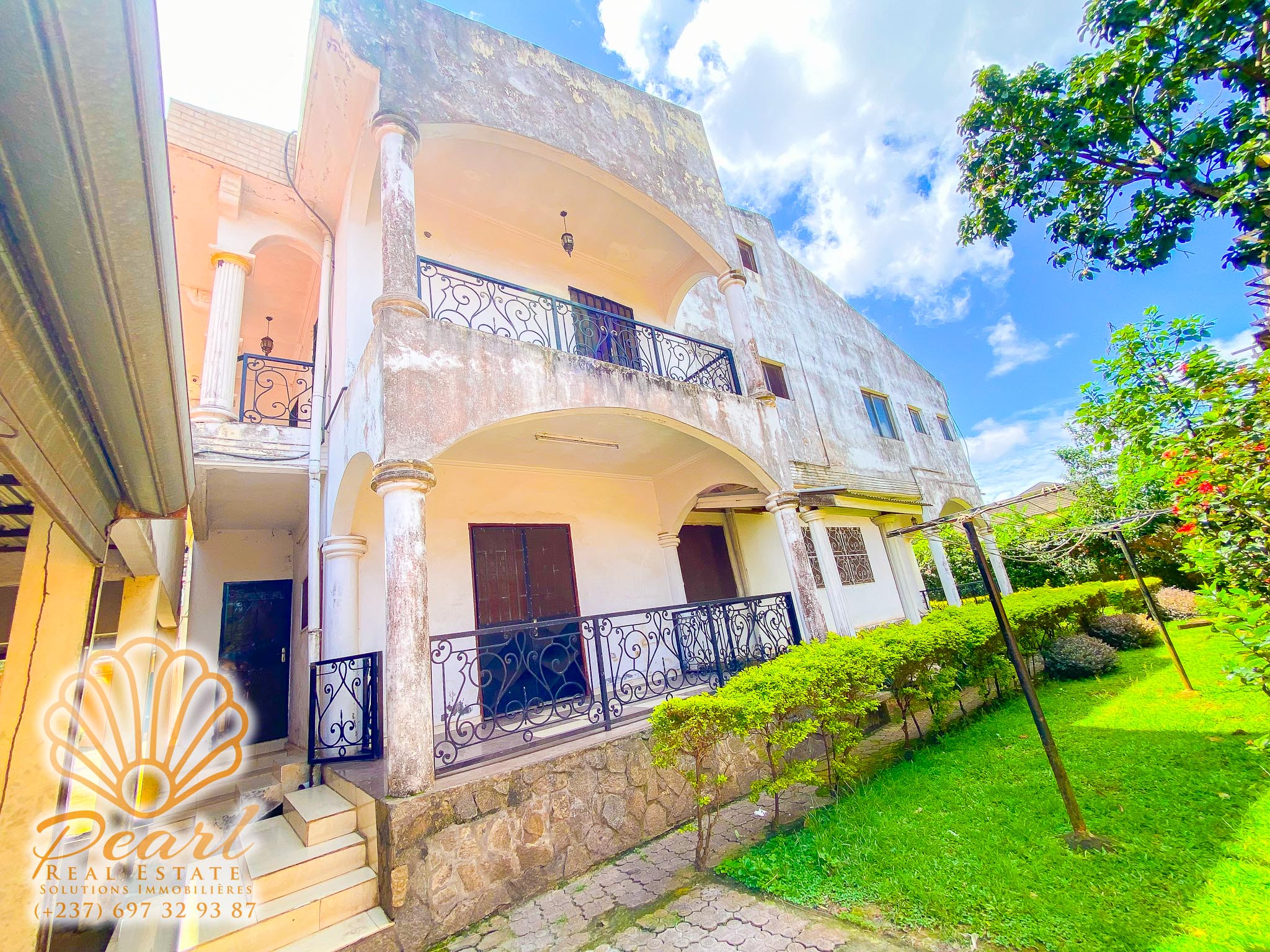 Maison (Villa) à louer - Yaoundé, Bastos, Rond-point bastos - 3 salon(s), 5 chambre(s), 8 salle(s) de bains - 2 500 000 FCFA / mois