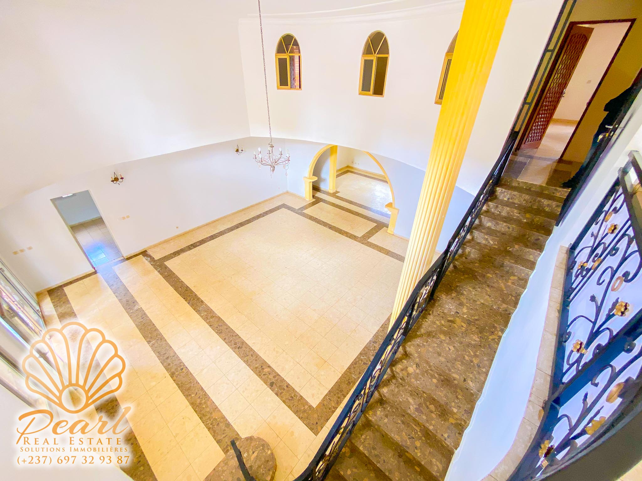 Maison (Villa) à louer - Yaoundé, Bastos, Rond-point bastos - 3 salon(s), 5 chambre(s), 8 salle(s) de bains - 2 500 000 FCFA / mois