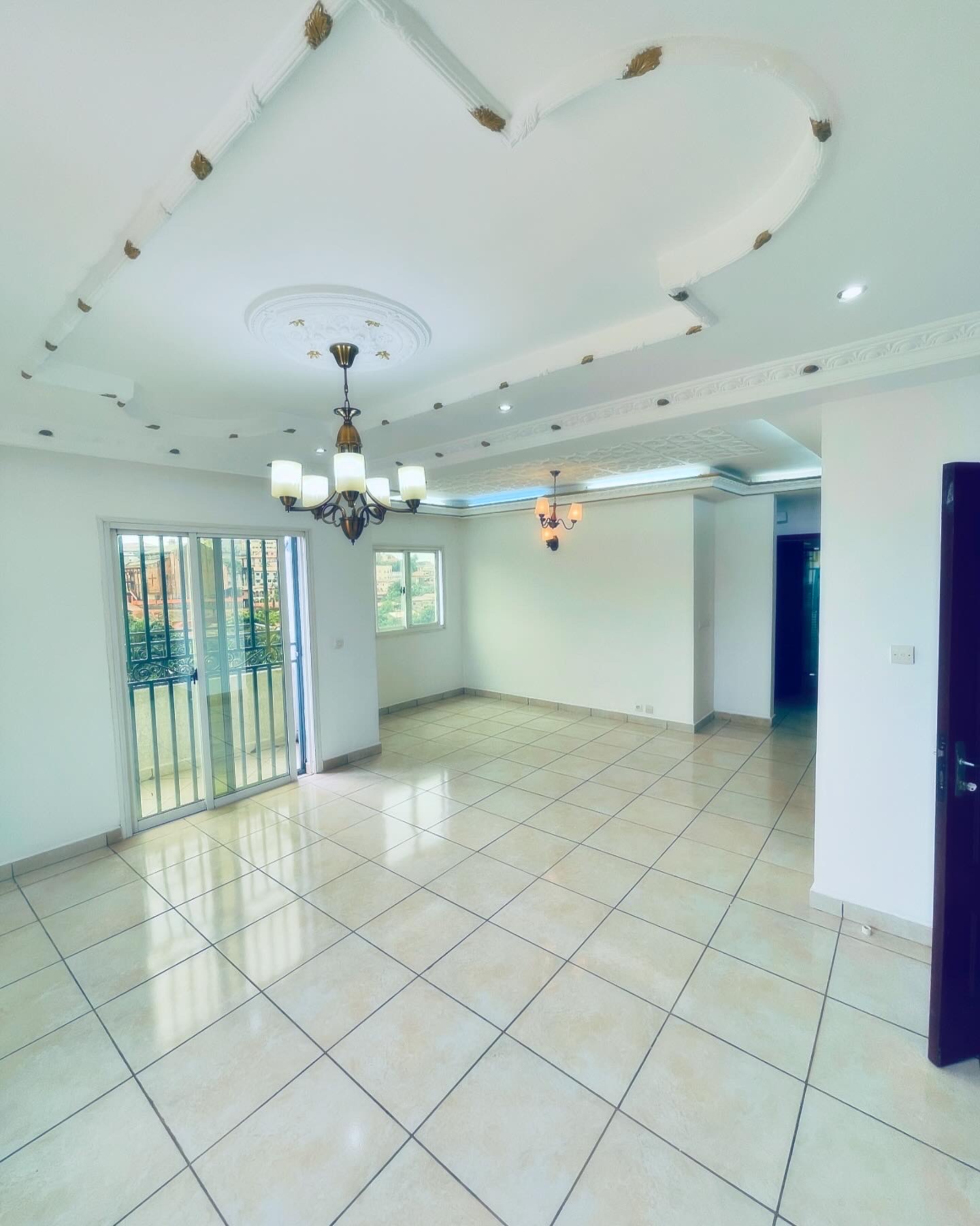 Appartement à louer - Yaoundé, Biyem-Assi, Nsimeyong - 1 salon(s), 2 chambre(s), 1 salle(s) de bains - 250 000 FCFA / mois