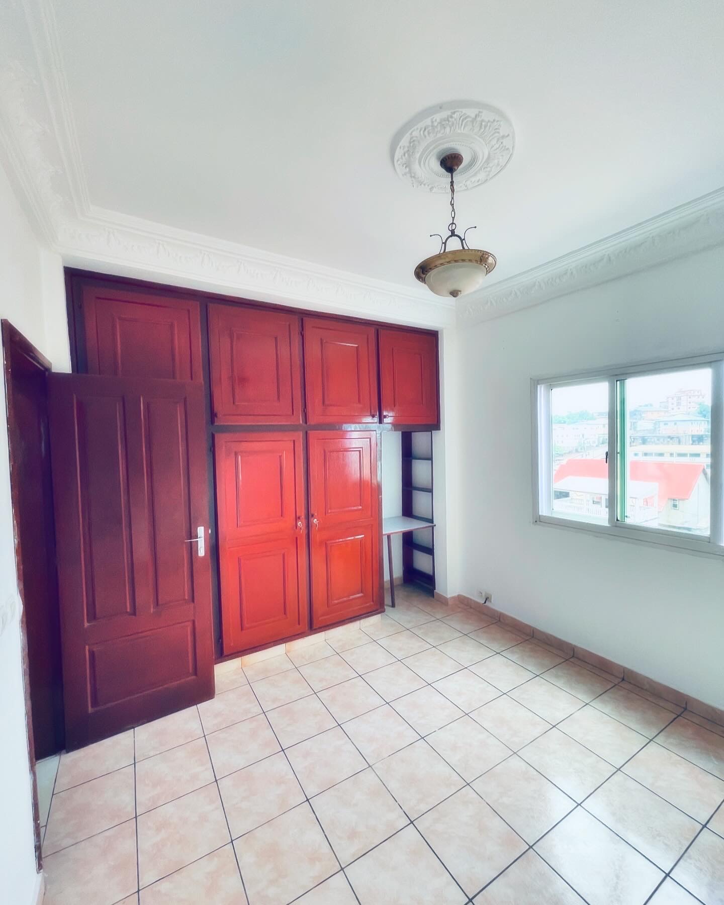 Appartement à louer - Yaoundé, Biyem-Assi, Nsimeyong - 1 salon(s), 2 chambre(s), 1 salle(s) de bains - 250 000 FCFA / mois