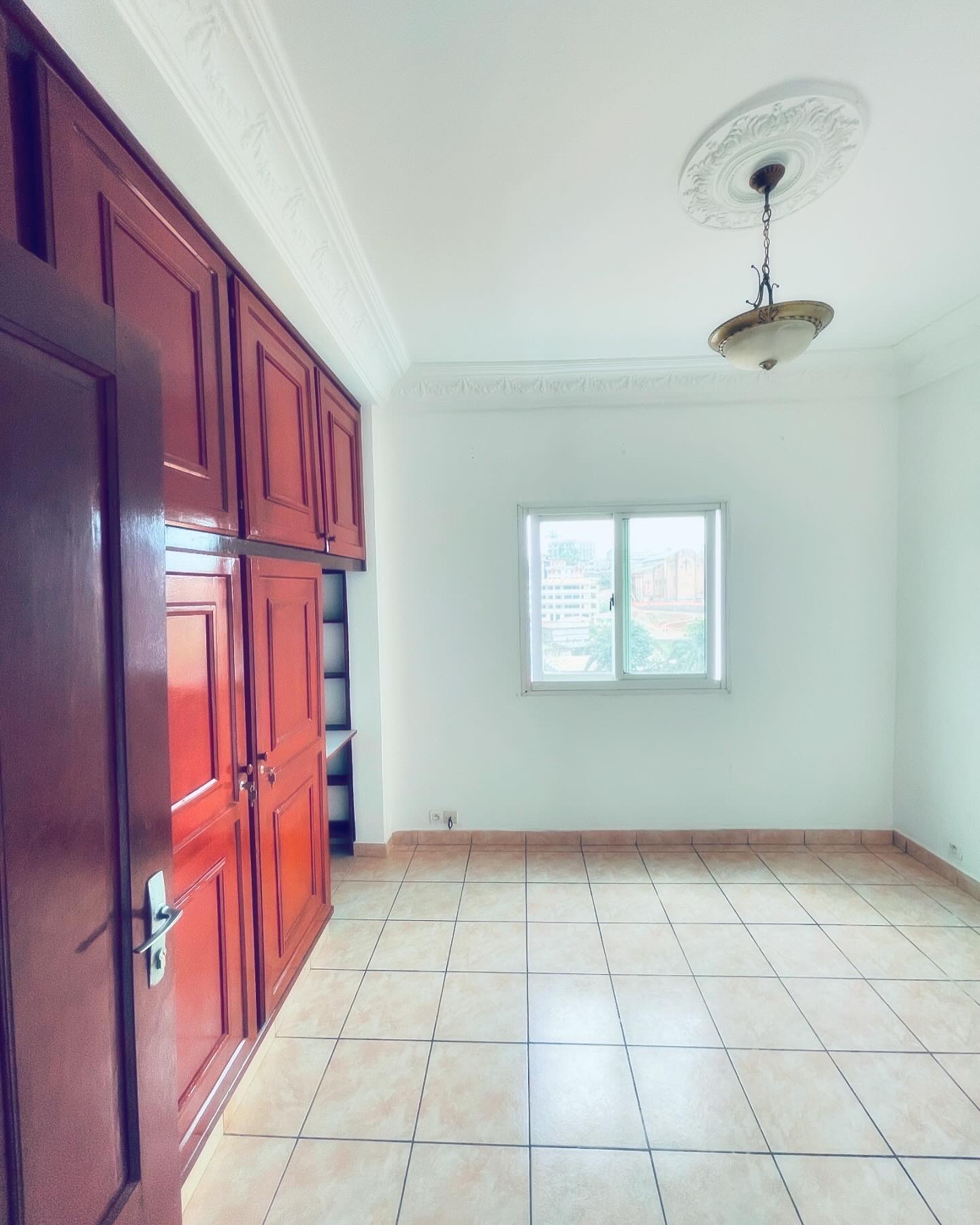 Appartement à louer - Yaoundé, Biyem-Assi, Nsimeyong - 1 salon(s), 2 chambre(s), 1 salle(s) de bains - 250 000 FCFA / mois