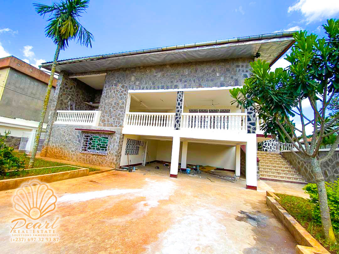 Maison (Duplex) à louer - Yaoundé, Bastos, Ambassade de chine - 2 salon(s), 5 chambre(s), 6 salle(s) de bains - 2 000 000 FCFA / mois