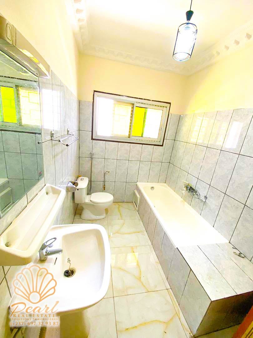 Maison (Duplex) à louer - Yaoundé, Bastos, Ambassade de chine - 2 salon(s), 5 chambre(s), 6 salle(s) de bains - 2 000 000 FCFA / mois