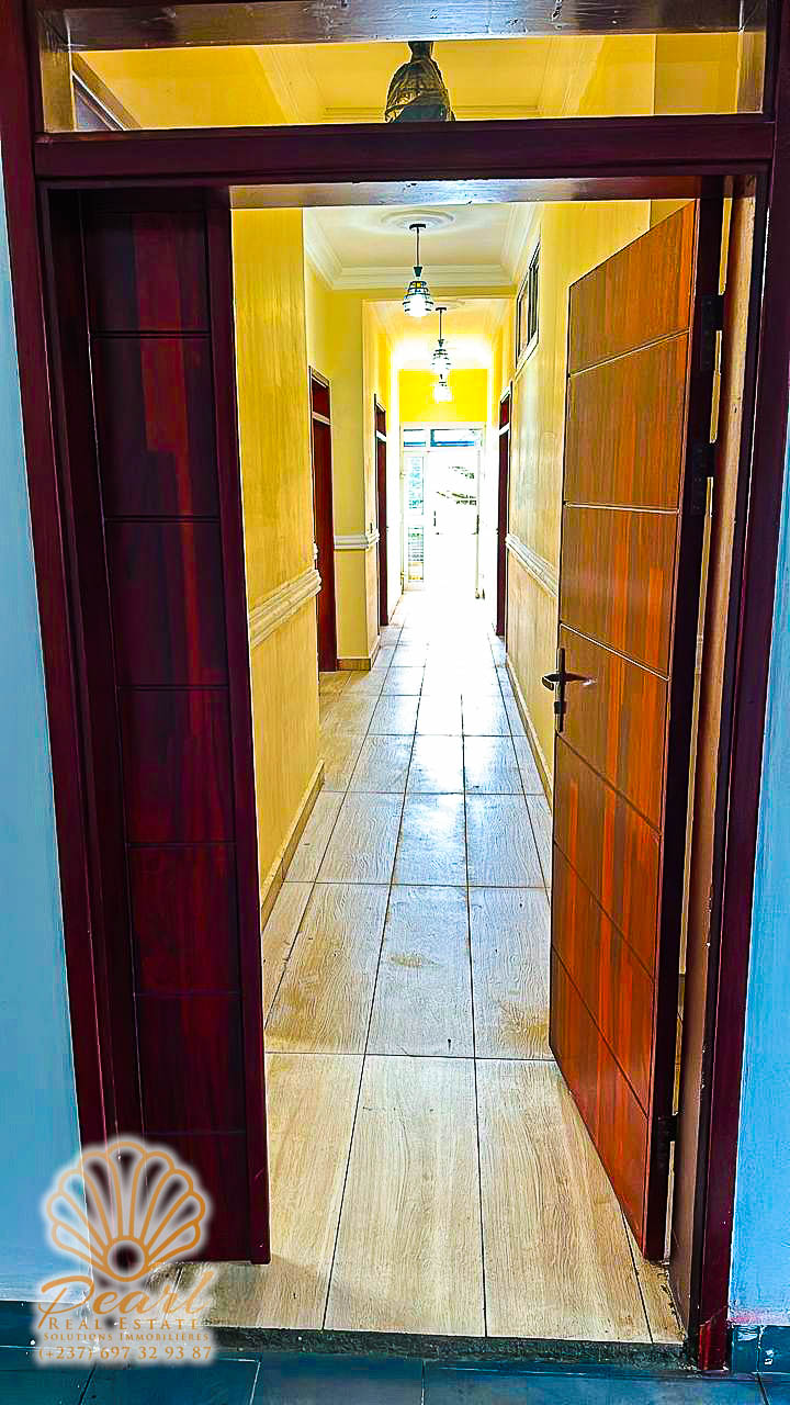 Appartement à louer - Yaoundé, Mbankolo, Tradex Mbankolo - 1 salon(s), 2 chambre(s), 3 salle(s) de bains - 300 000 FCFA / mois
