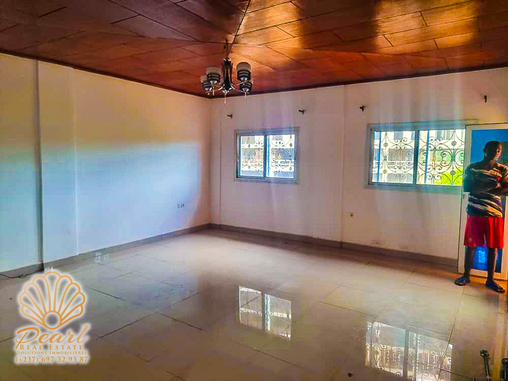 Appartement à louer - Yaoundé, Bastos, Golf Résidentiel - 4 salon(s), 2 chambre(s), 2 salle(s) de bains - 240 000 FCFA / mois