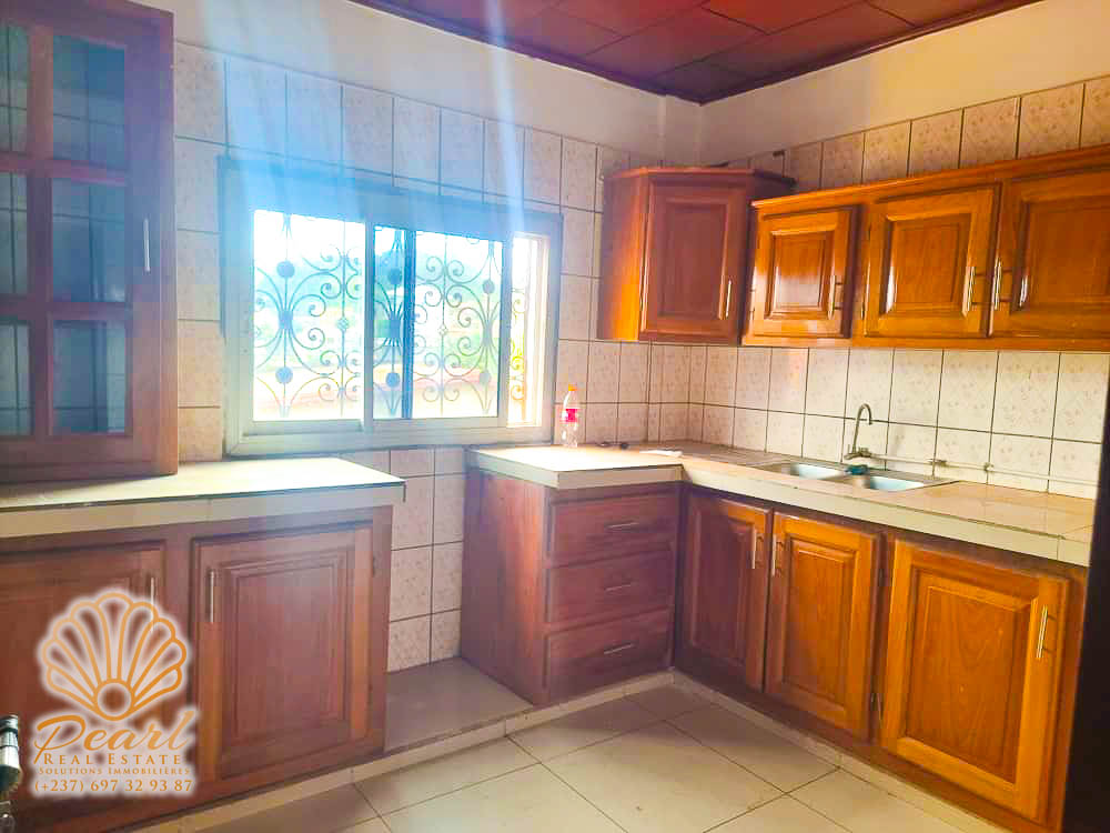 Appartement à louer - Yaoundé, Bastos, Golf Résidentiel - 4 salon(s), 2 chambre(s), 2 salle(s) de bains - 240 000 FCFA / mois