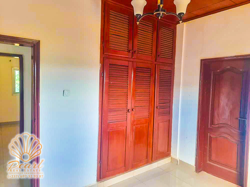 Appartement à louer - Yaoundé, Bastos, Golf Résidentiel - 4 salon(s), 2 chambre(s), 2 salle(s) de bains - 240 000 FCFA / mois