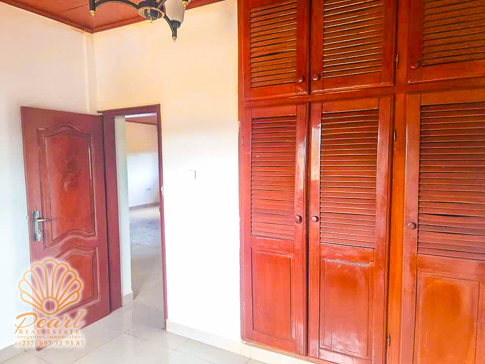 Appartement à louer - Yaoundé, Bastos, Golf Résidentiel - 4 salon(s), 2 chambre(s), 2 salle(s) de bains - 240 000 FCFA / mois