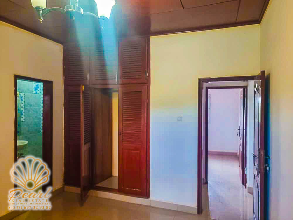 Appartement à louer - Yaoundé, Bastos, Golf Résidentiel - 4 salon(s), 2 chambre(s), 2 salle(s) de bains - 240 000 FCFA / mois