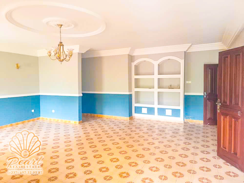 Appartement à louer - Yaoundé, Bastos, Bastos - 1 salon(s), 3 chambre(s), 3 salle(s) de bains - 400 000 FCFA / mois