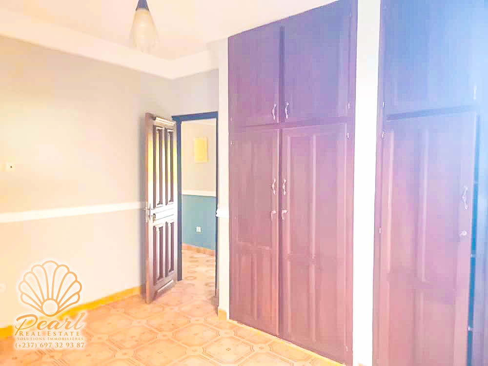 Appartement à louer - Yaoundé, Bastos, Bastos - 1 salon(s), 3 chambre(s), 3 salle(s) de bains - 400 000 FCFA / mois