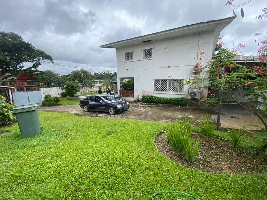 Maison (Villa) à louer - Douala, Bonanjo, Douala et bonapriso avec les mêmes standard - 1 salon(s), 4 chambre(s), 3 salle(s) de bains - 2 500 000 FCFA / mois