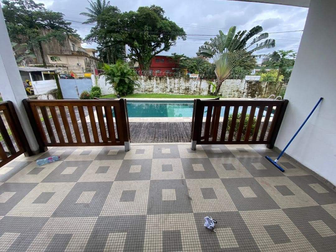 Maison (Villa) à louer - Douala, Bonanjo, Douala et bonapriso avec les mêmes standard - 1 salon(s), 4 chambre(s), 3 salle(s) de bains - 2 500 000 FCFA / mois