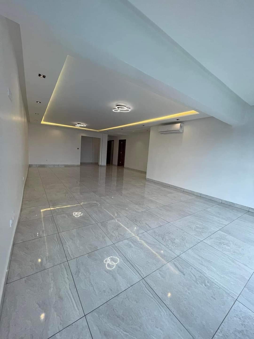 Apartment to rent - Douala, Bonapriso, plusieurs disponibilités dans la zone contactez nous pour effectuer des visites - 1 living room(s), 3 bedroom(s), 2 bathroom(s) - 1 500 000 FCFA / month